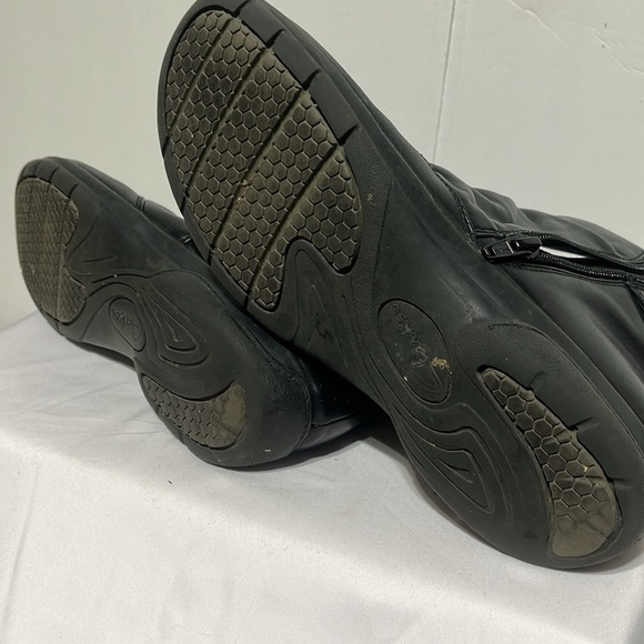 Clark’s women’s black leather Bootie size 8M - Picture 7 of 10